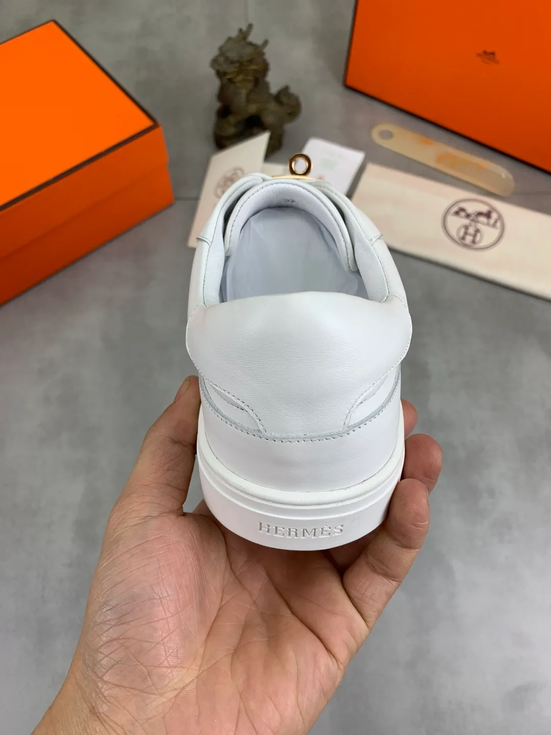 Men's men's shoes 💰P640 New Hermes top version Hermès classic couple style #𝐊𝐞𝐥𝐥𝐲 buckle casual white shoes skateboard shoes that will not conflict with shoes at all. Full of unknowns, Hermès rarely produces flat casual shoes and they are paired with classic palladium-plated Kelly shoe buckles! You'll fall in love with it at first sight. It's super versatile and can be worn with any skirt or pants. 🉑️Close your eyes and wear it. It's super noble. Fabric: Specific cowhide/canvas material. Lining: Sheepskin lining. Outsole: Original molded TPU outsole. Size: 35-45.